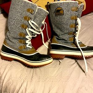 Sorel sherpa lined boots sz 9.5 run small